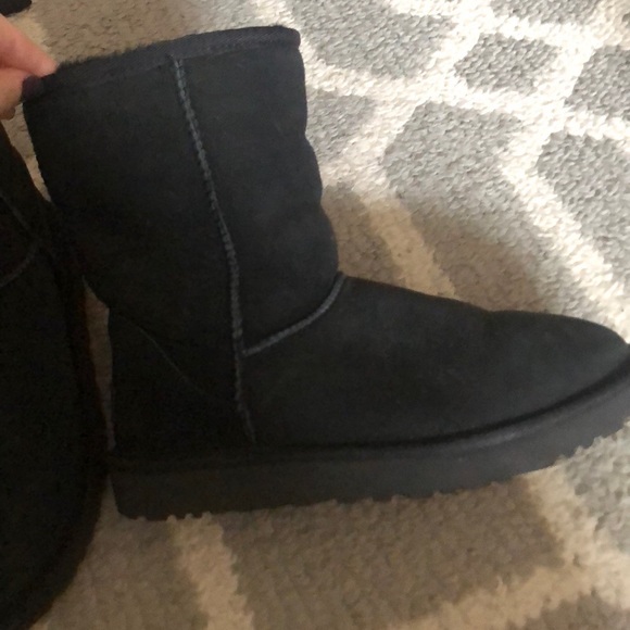 Black short uggs - Picture 2 of 2